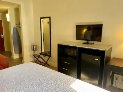 Days Inn & Suites by Wyndham Lakeland - 50