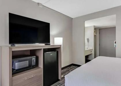 Clarion Pointe Near Erie Casino - 33