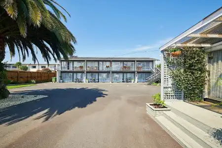 Roselands Motel - 1