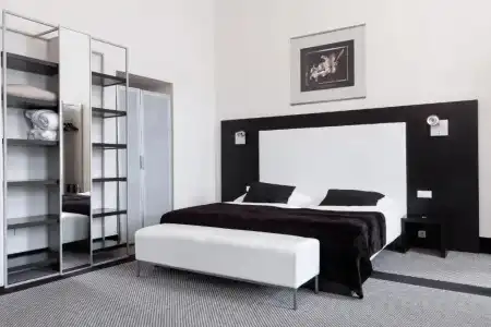 Old Town Square Residence by Emblem - 78