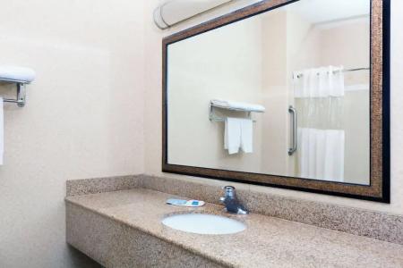 Howard Johnson by Wyndham Bakersfield - 9