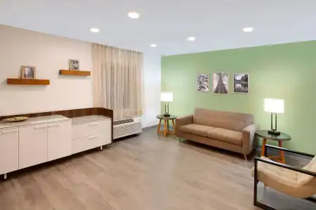 WoodSpring Suites Bakersfield East - 3
