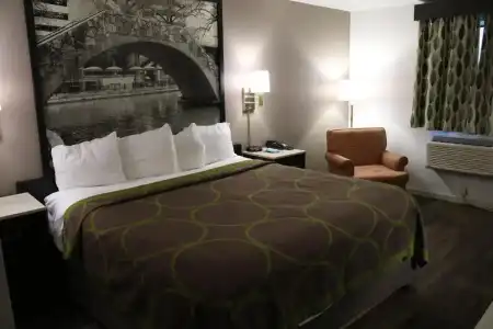 Super 8 by Wyndham San Antonio/I-35 North - 14