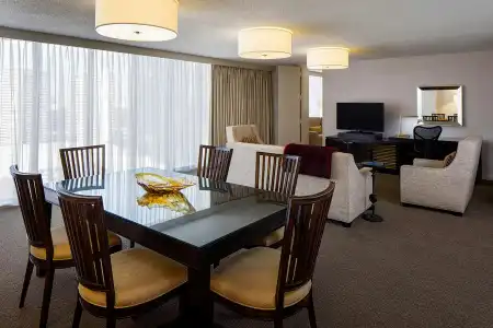 DoubleTree by Hilton Houston - Greenway Plaza - 2