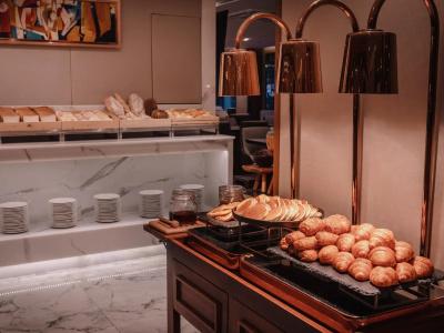 Aira Bangkok Sukhumvit 11 by Kingstons - 14