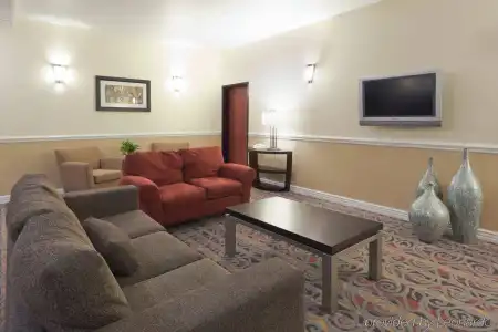 Holiday Inn Express and Suites Bakersfield Central by IHG - 1