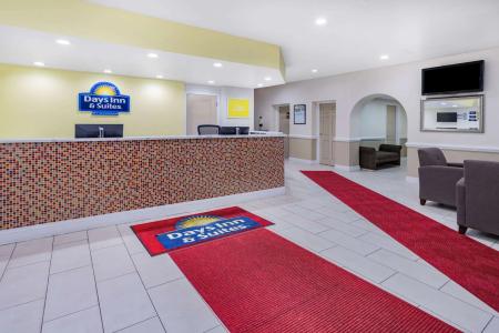 Days Inn & Suites by Wyndham Williamsburg Colonial - 1