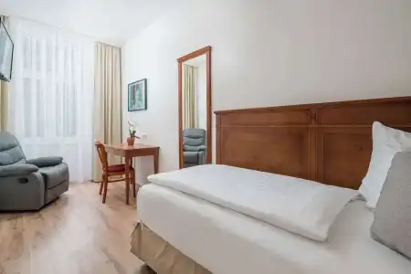 Best Western Plus Celebrity Suites - 81