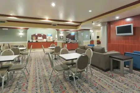Holiday Inn Express and Suites Bakersfield Central by IHG - 12