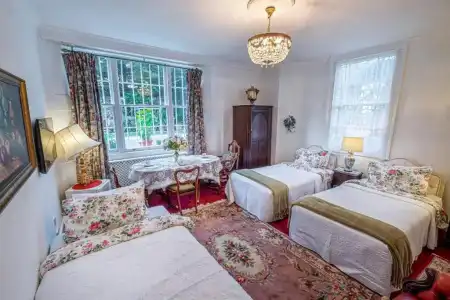 Dawson Place, Juliette's Bed and Breakfast - 16