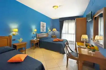 Ulisse Deluxe Hostel - 50