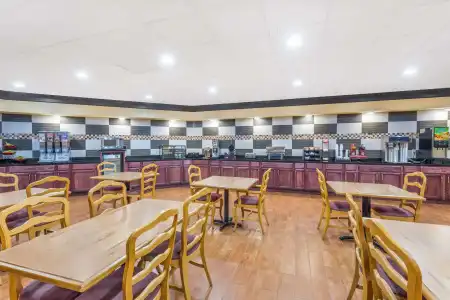 Ramada Macon - 18