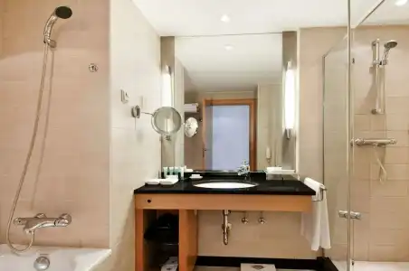 Crowne Plaza Budapest by IHG - 8