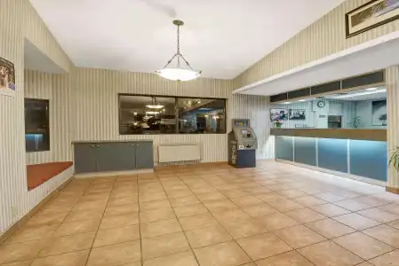 Super 8 by Wyndham Niagara Falls North - 10