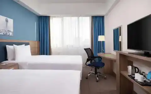 Hampton by Hilton Triumphal Arch - 27