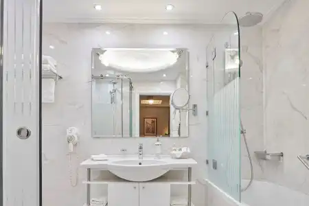 AVA & Suites - 101