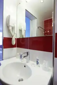 Hôtel Kyriad Paris 10 — Canal Saint Martin-République - 33