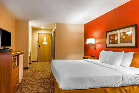 Quality Inn & Suites - 36