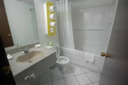 Motel 6 Lethbridge, AB - 9