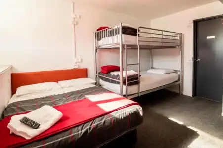 Urbanz - Hostel - 2