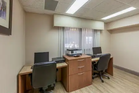 Best Western Plus Burlington Inn & Suites - 6