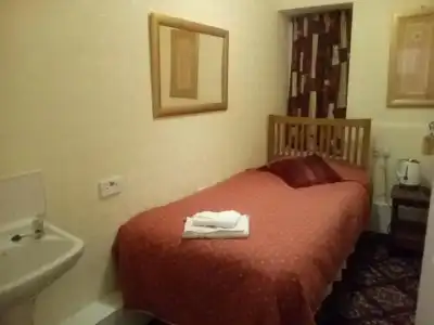 Averon Guest House - 11