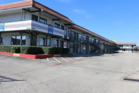 Super 7 Inn Dallas Near Duncanville - 8