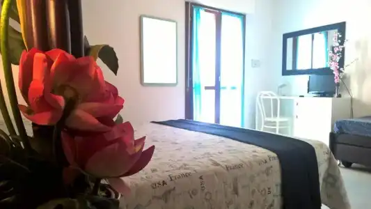 Laura - 27