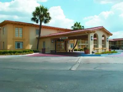 La Quinta Inn by Wyndham San Antonio South Park - 12