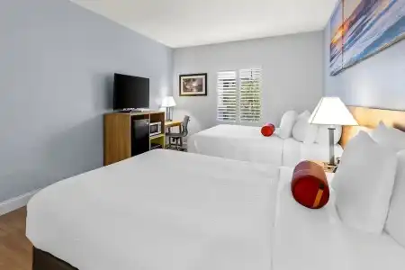 Days Inn & Suites by Wyndham Lakeland - 83
