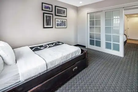 La Quinta Inn & Suites by Wyndham Anaheim - 4