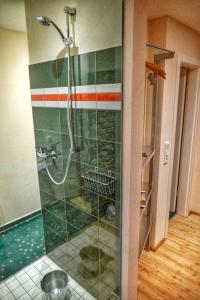 Road Stop Neandertal - 67