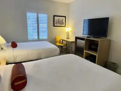 Days Inn & Suites by Wyndham Lakeland - 77