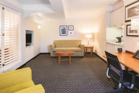 La Quinta Inn & Suites by Wyndham Univ Area Chapel Hill - 45
