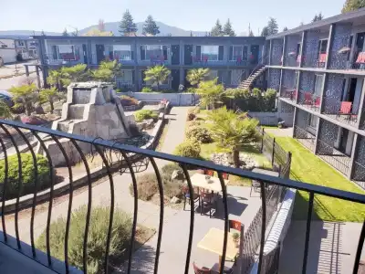 The Port-O-Call Inn & Suites - 10