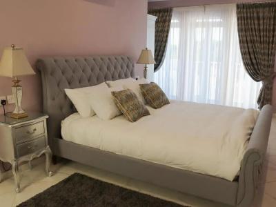 100 Boutique Living - 1