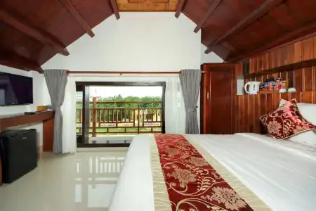 Threeway Riverside Villa - 13