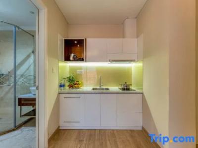 Golden Tree & Apartment - 85