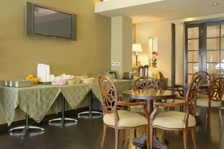 Ramada by Wyndham Los Angeles/Koreatown West - 10