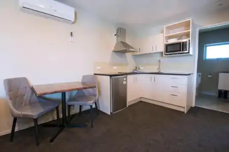 Ellerslie Palms Motel - 54