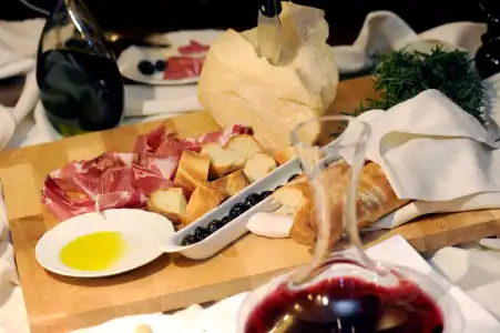 & Restaurant Milan - 8