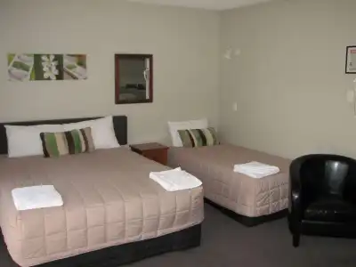Cobblestone Court Motel – Wenzel Motels - 2