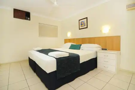 Cairns Queenslander & Apartments - 5