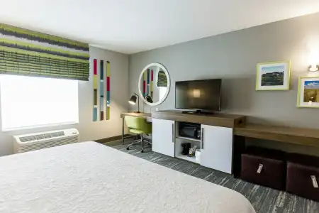 Hampton Inn Bismarck - 43