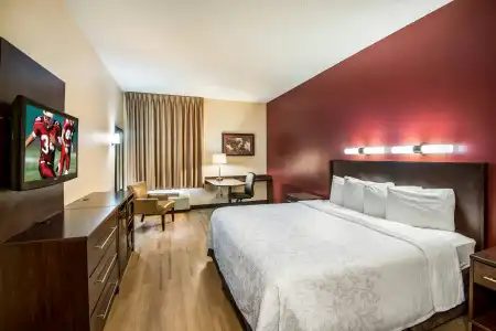 Red Roof Inn PLUS+ Phoenix West - 24