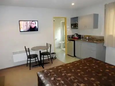 Bealey Avenue Motel - 76