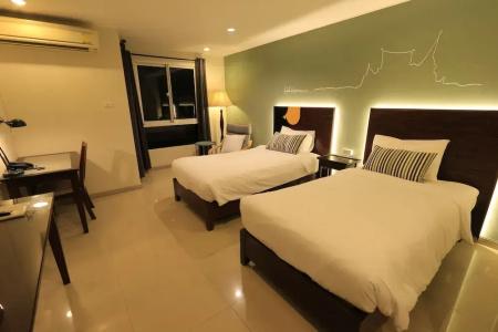 The Royal Bee Apart - 40