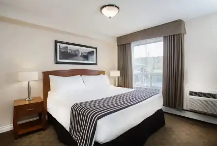 Sandmans & Suites Calgary West - 3