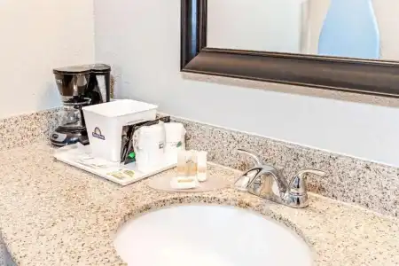 Days Inn by Wyndham Long Beach City Center - 27