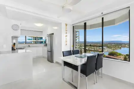 Surfers Century Oceanside Apartments - 101